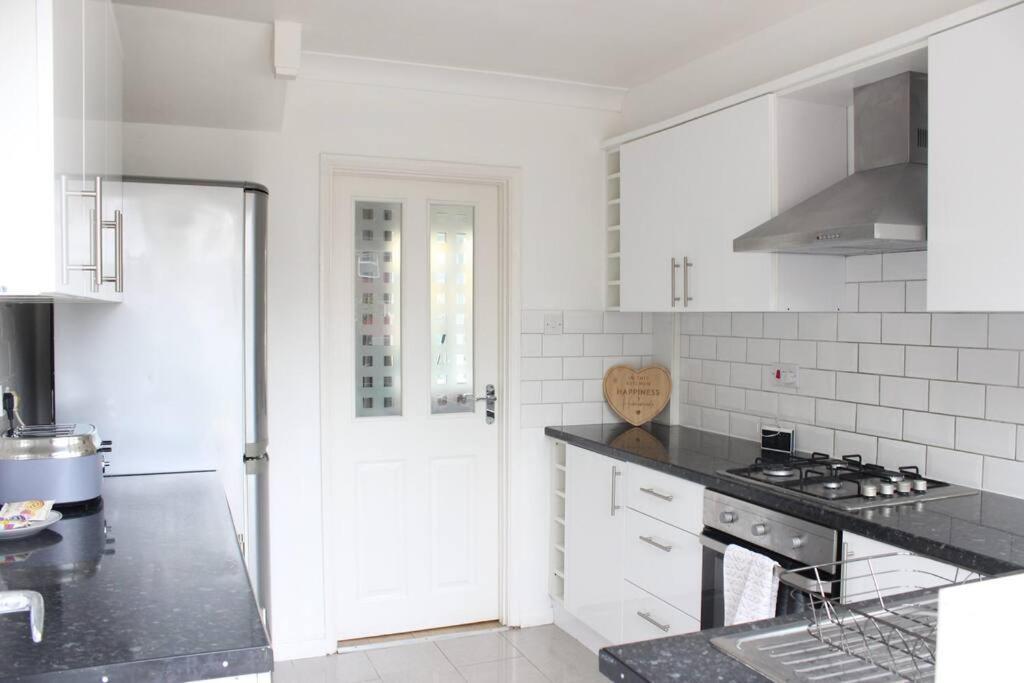 Private & Comfortable 2 Bedroom Home Away From Home Stanwell Extérieur photo