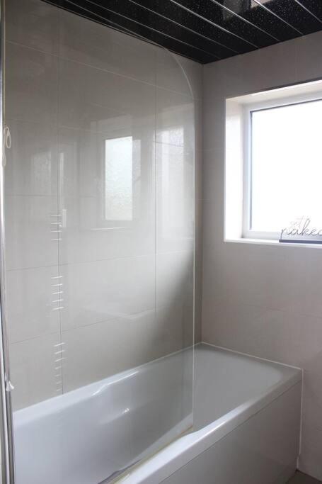Private & Comfortable 2 Bedroom Home Away From Home Stanwell Extérieur photo