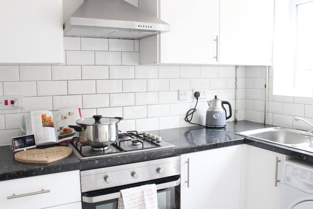 Private & Comfortable 2 Bedroom Home Away From Home Stanwell Extérieur photo